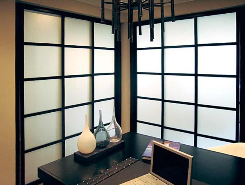 Угловая перегородка в японском стиле с матовым стеклом Крымск