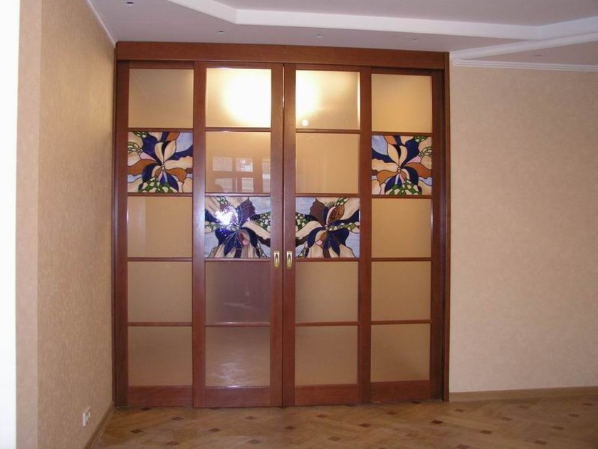 Перегородка с цветными стеклянными вставками Крымск