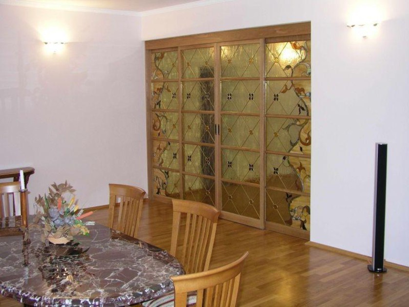 Перегородка для гостиной с цветным стеклом и декоративными вставками Крымск