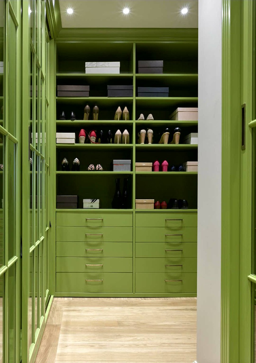 Г-образная гардеробная комната в зеленом цвете Крымск