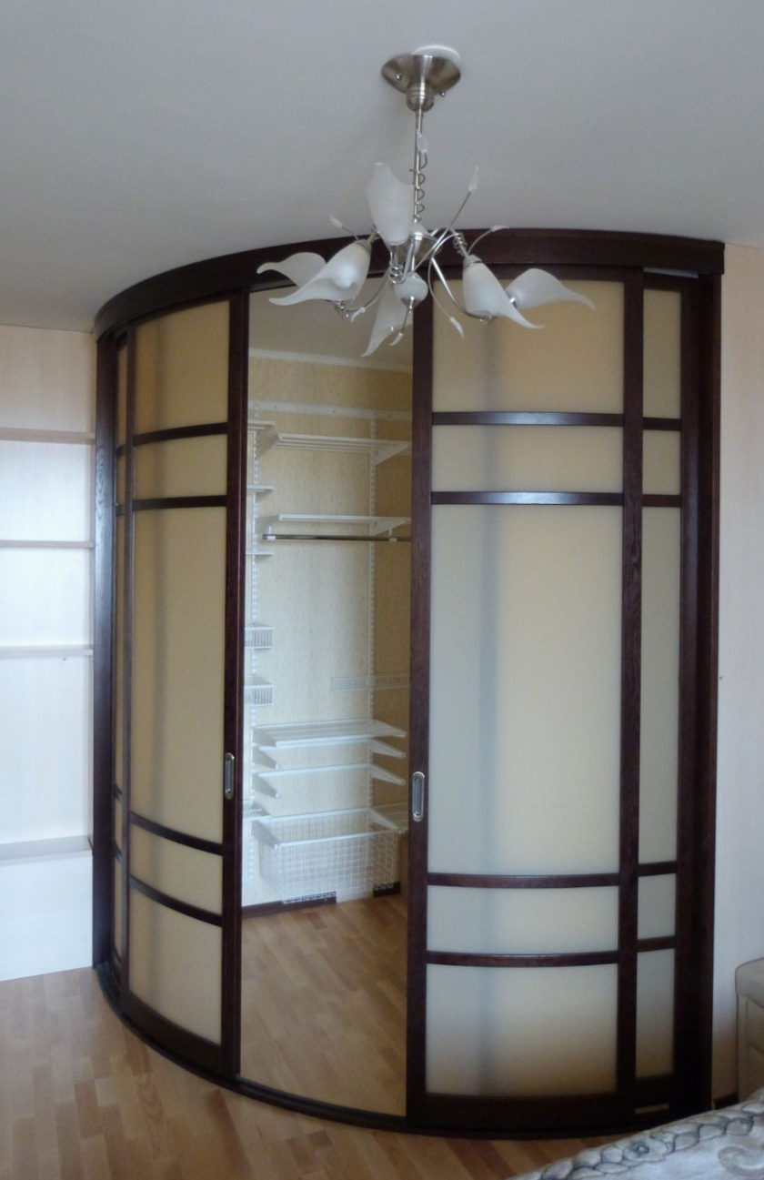 Радиусная полукруглая угловая гардеробная комната Крымск
