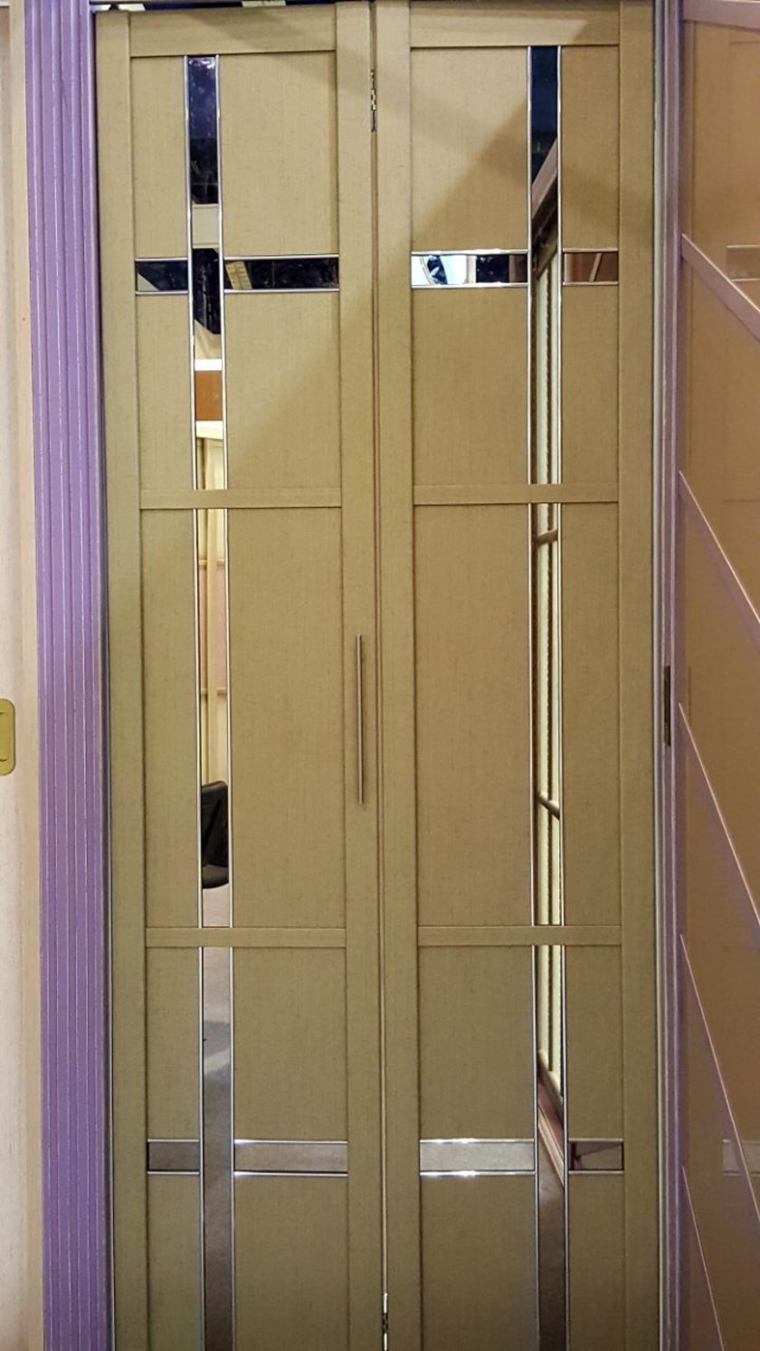 Двери гармошка шпонированные с зеркальным декором Крымск
