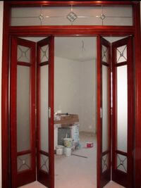 Дверь гармошка с декоративными стеклянными вставками Крымск